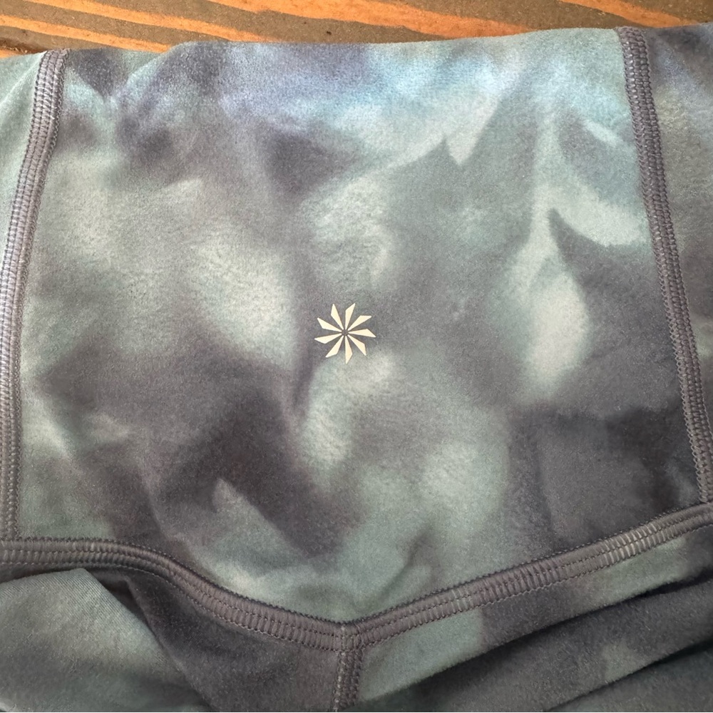 Athleta Elation Printed Leggings XS – Serene Riviera Blue Tie Dye MSRP $89 - Picture 4 of 5